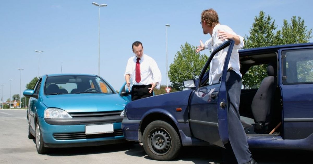 Când este necesară poliția după un accident auto: diferența dintre constatarea amiabilă și sesizarea autorităților