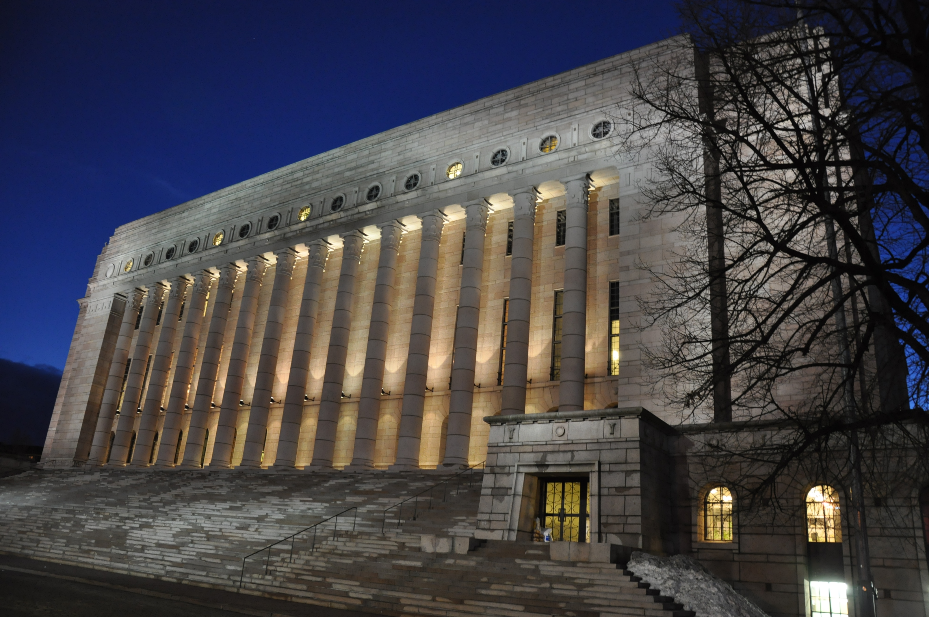 Liberalii se reúnesc la Parlament pentru a discuta susținerea Guvernului Niculescu