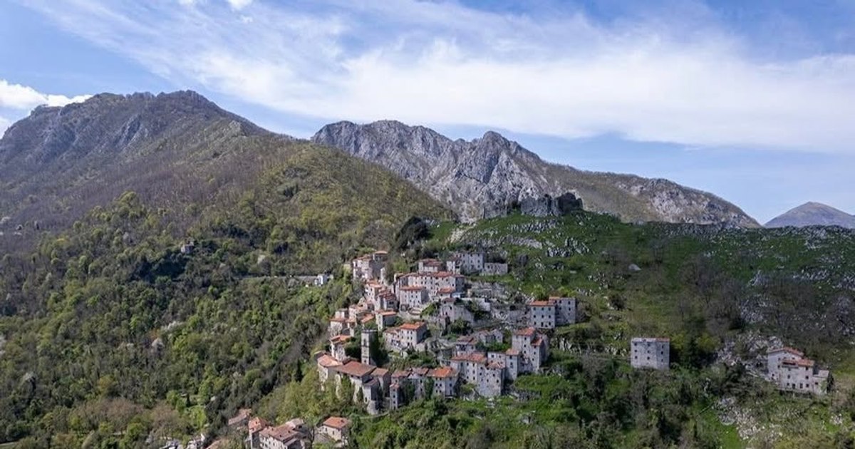 Lucchio, cătunul medieval din Toscana construit pe versant vertical, cu mai puțin de 30 de locuitori