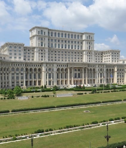 Camera Deputaților adoptă lege care garantează femeilor însărcinate dreptul la însoțitor și la intimitate