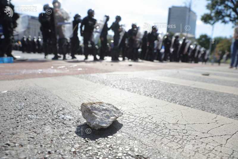 Un bărbat arestat preventiv după violențele de la protestul fermierilor din Piața Victoriei