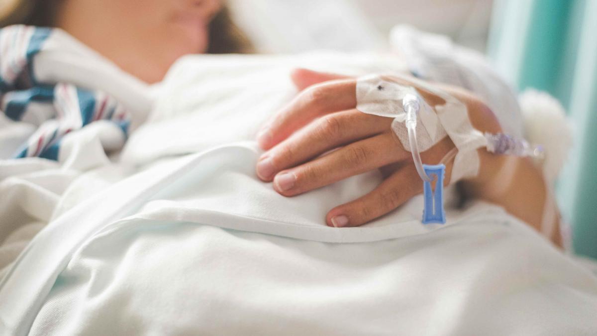 Povestea femeii care a învins cancerul de colon de trei ori: Semnul pe care l-a ignorat la 14 ani