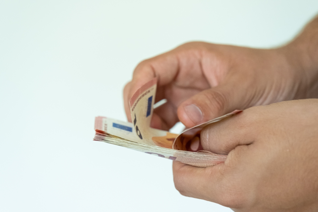 Doi profesori de la Universitatea din Pitești, reținuți pentru luare de mită în cazul examenelor