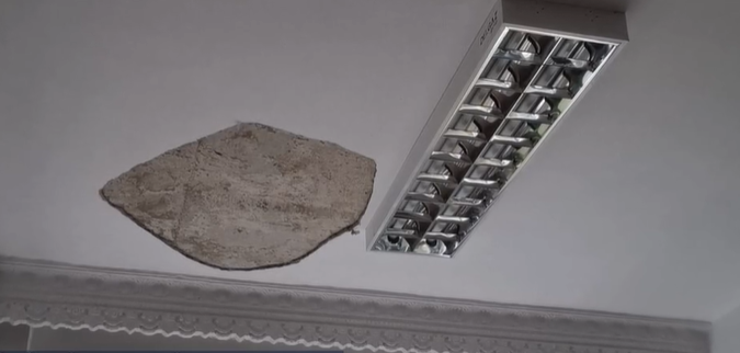 Incident la un colegiu din Bacău: bucăți de tencuială au căzut peste două eleve într-o sală de clasă