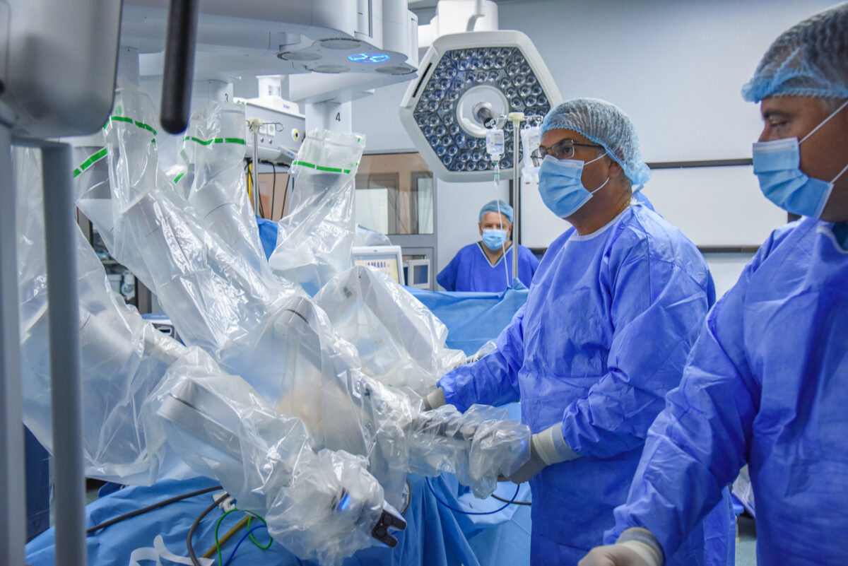 Diagnostic precoce de cancer de colon salvat prin intervenție robotică la Spitalul Clinic SANADOR
