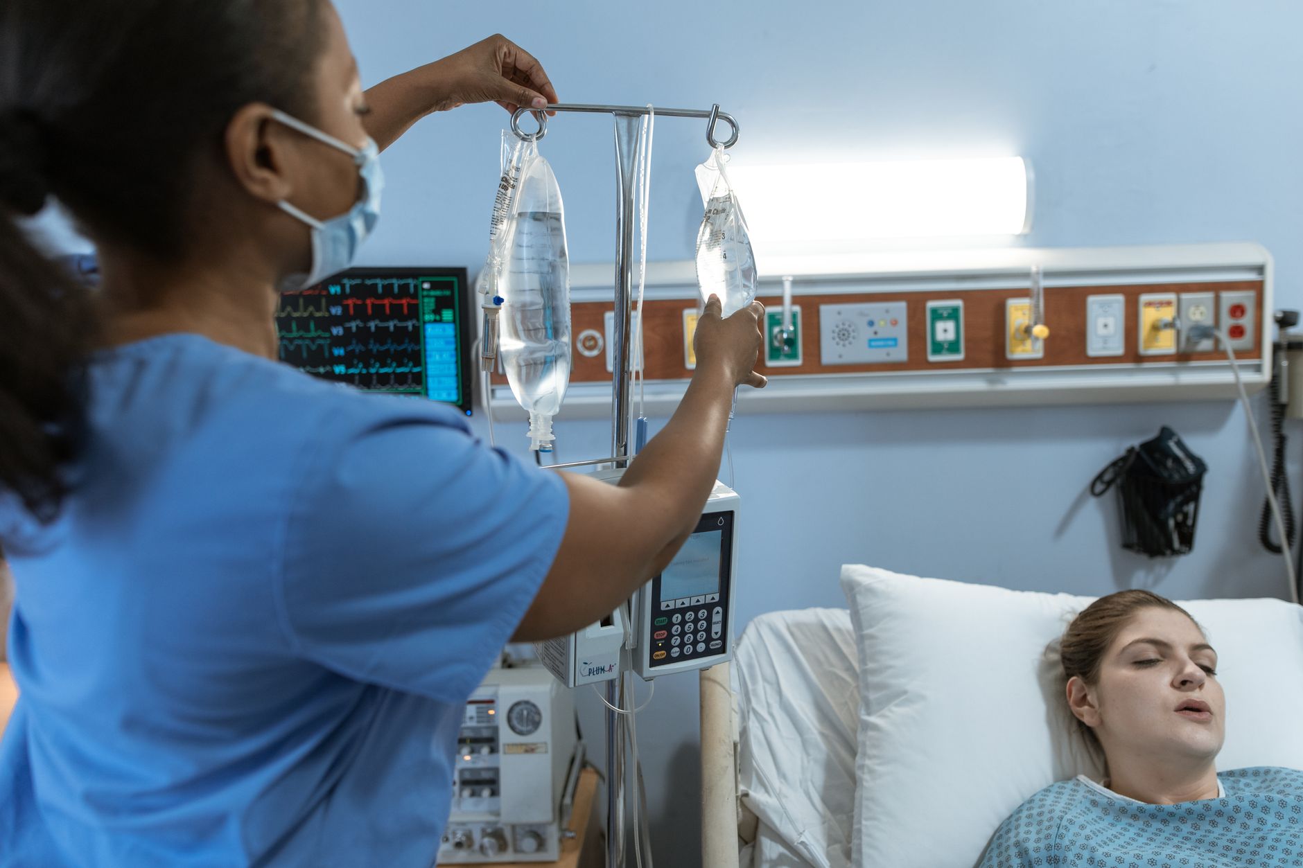 Improvizații medicale în China: 12 membri ai echipei Asia Express au avut nevoie de perfuzii