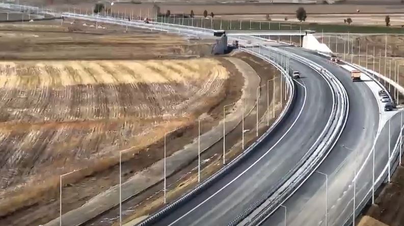 Lucrările la autostrada A7, pe sectorul Bacău – Pașcani, au ajuns la procente semnificative de execuție