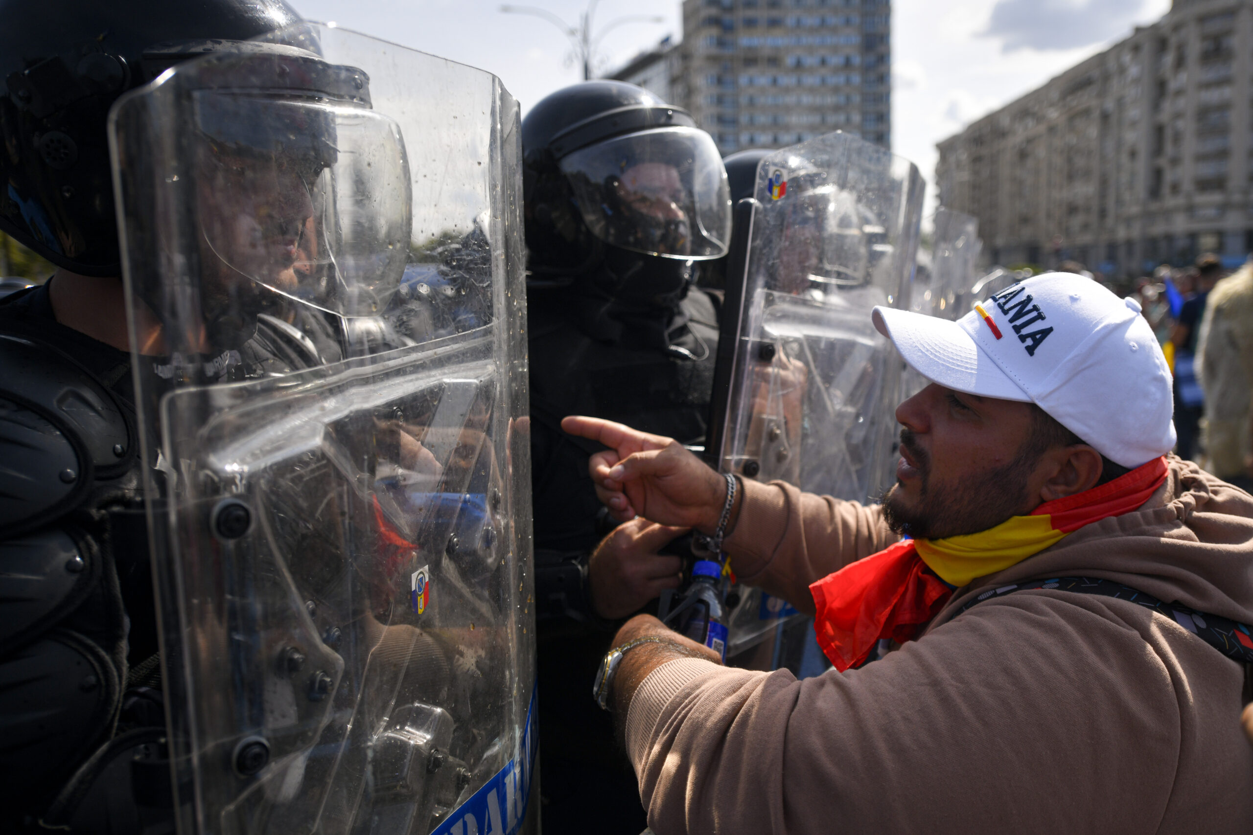 Arest la domiciliu pentru patru manifestanți care au atacat jand armsii în Piața Victoriei