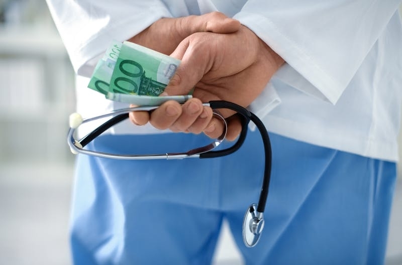Medic de la Spitalul Municipal de Urgență Sibiu, trimisă în judecată pentru 12 infracțiuni de luare de mită