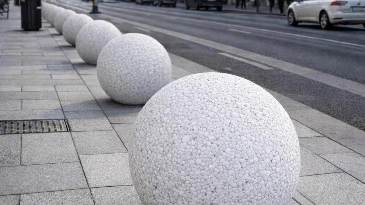 Rolul barierelor de beton pe trotuare: de ce sunt amplasate bilele de beton în orașe