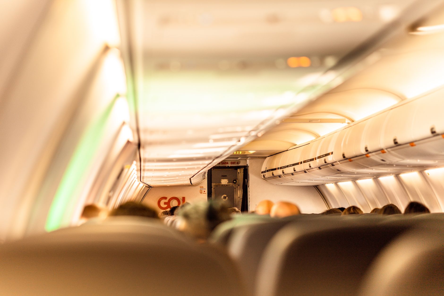 Bolojan s-a întors de la summitul Partidului Popular European din Bruxelles cu un zbor Tarom