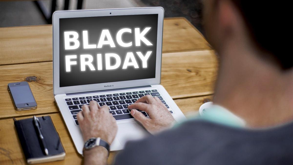 Black Friday marchează începutul cumpărăturilor de Crăciun pentru mulți români, arată un studiu