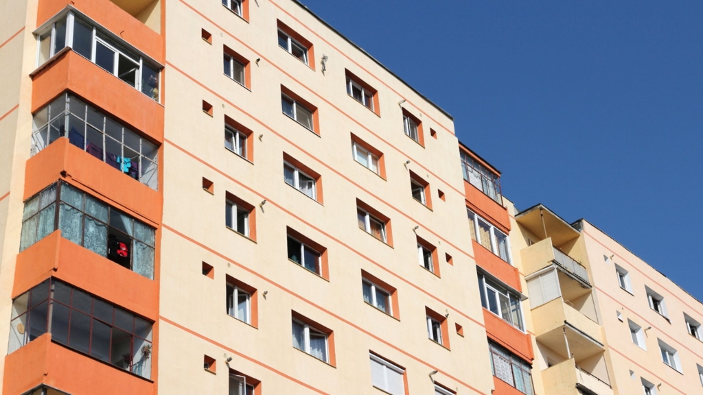 Alegerea între blocul vechi și cel nou: avantajele construcțiilor comuniste și riscurile imobilelor recente