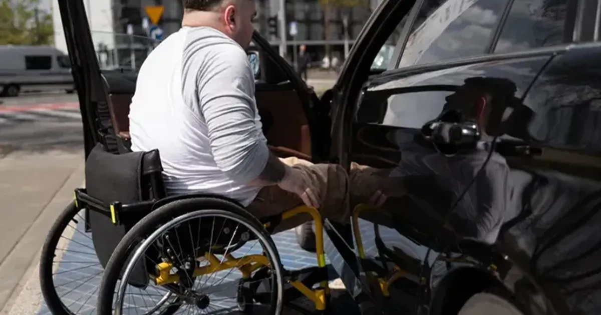 Ajutor financiar pentru persoanele cu handicap: cum se folosește cardul de carburant și la ce benzinării