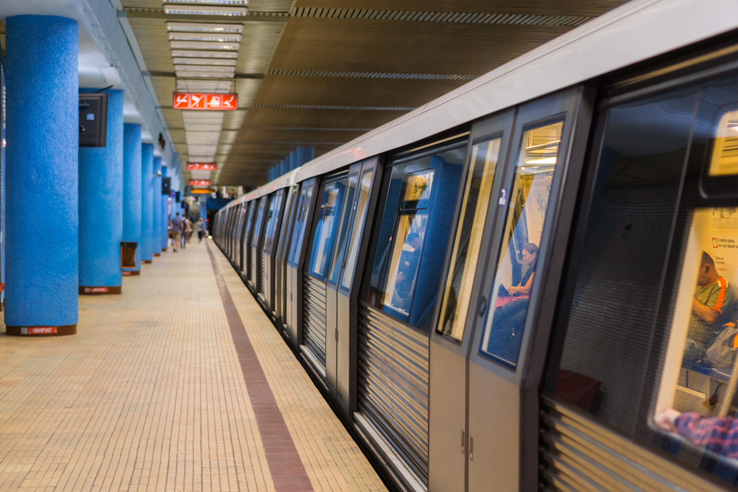 Accident grav la metroul Ștefan cel Mare: o femeie de 24 de ani a fost lovită de tren
