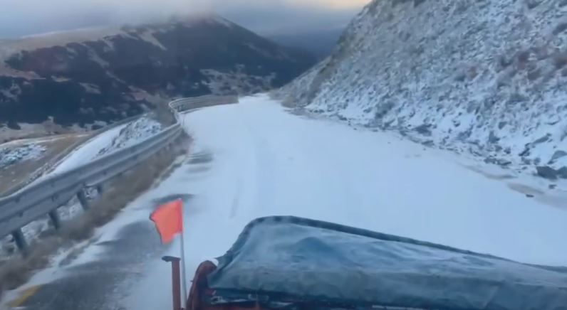 Zăpadă pe drumul Transalpina: echipele DRDP Craiova au trimis utilaje pentru deszăpezire
