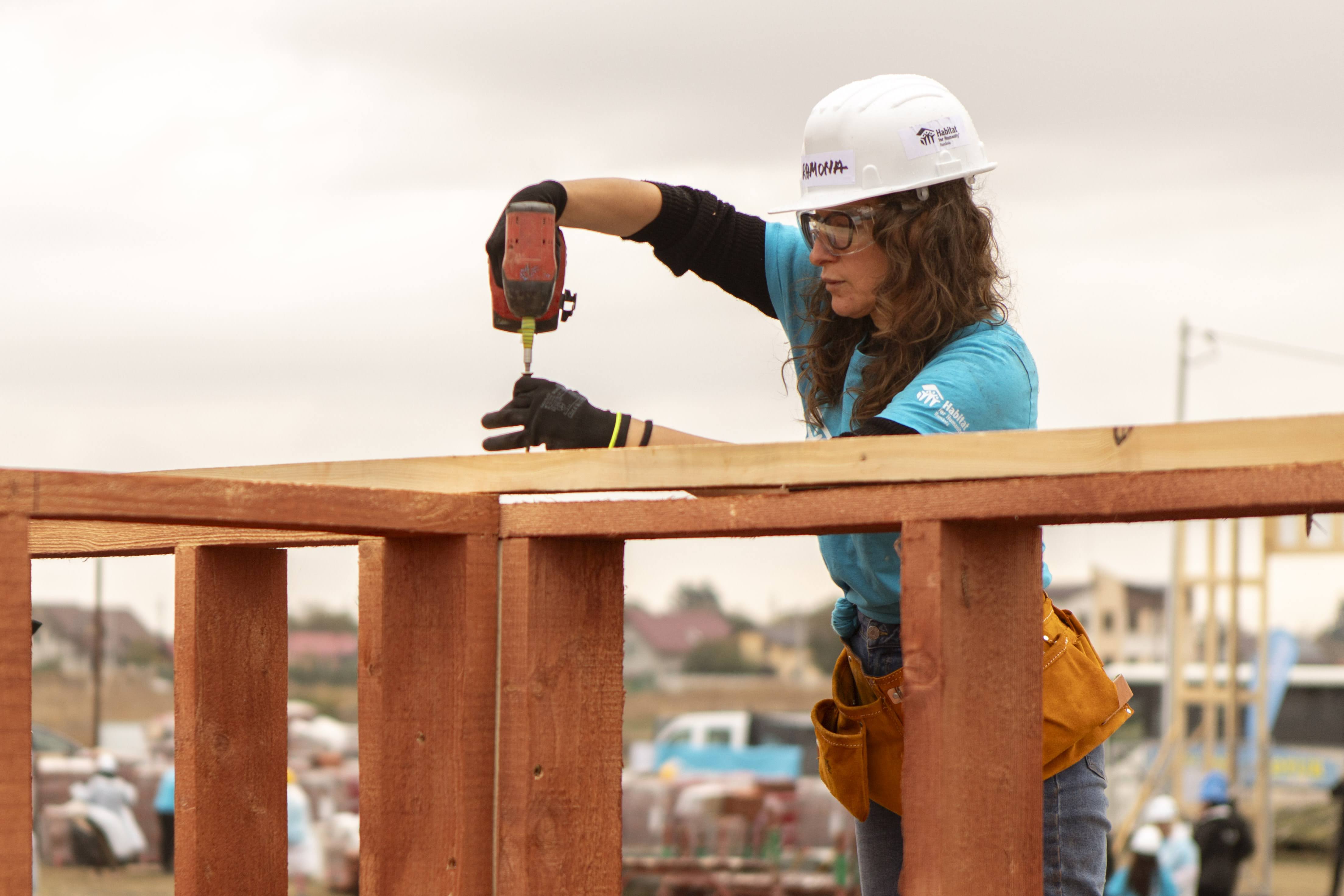 Proiectul Hope Build 2026: 350 de voluntari au construit 10 locuințe pentru familii vulnerabile