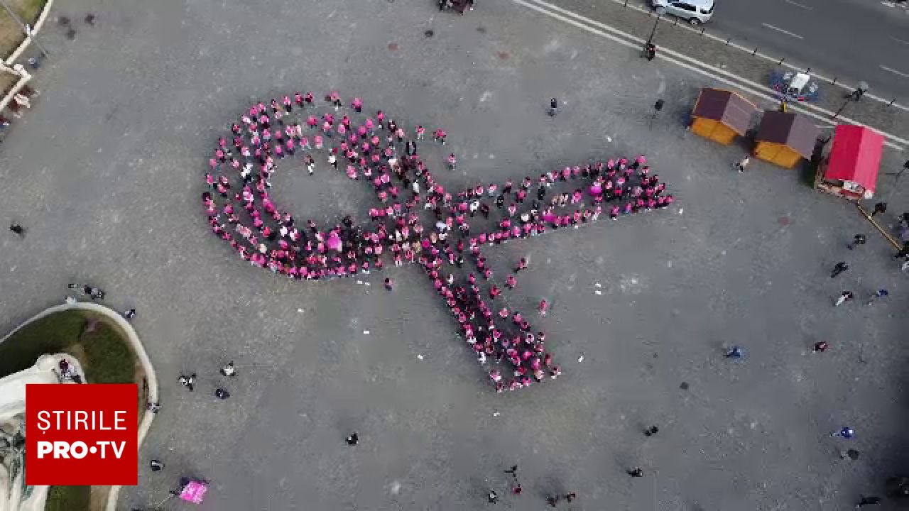 Solidaritate în Cluj-Napoca: Sute de persoane au format o panglică roz în semn de susținere pentru femeile bolnave