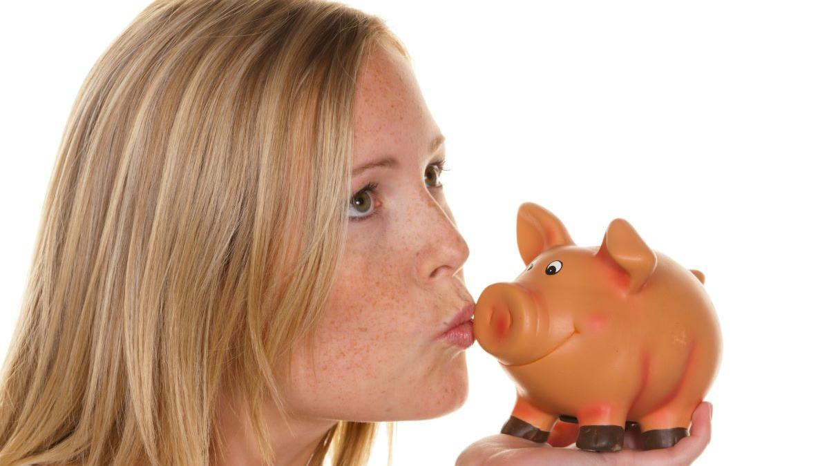 Cum poți economisi bani: 3 obiceiuri ale generațiilor născute înainte de anii ’90 care funcționează