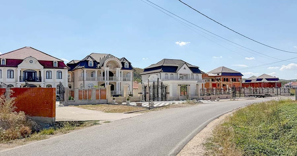 Tensiuni în comuna Șoimi: Vile opulente și incidente violente între proprietari și localnici