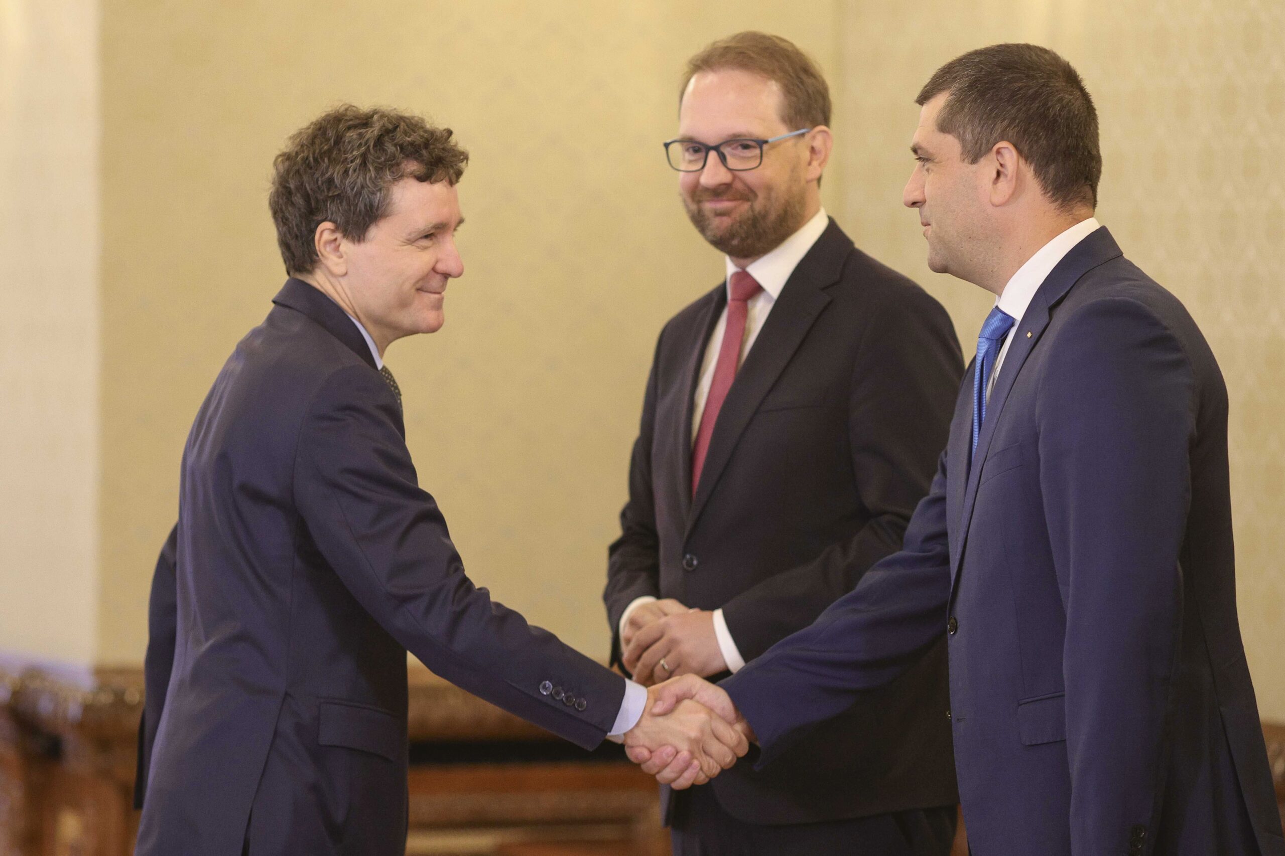 Propunere USR pentru două guverne minoritare succesive sub conducerea unui premier tehnocrat