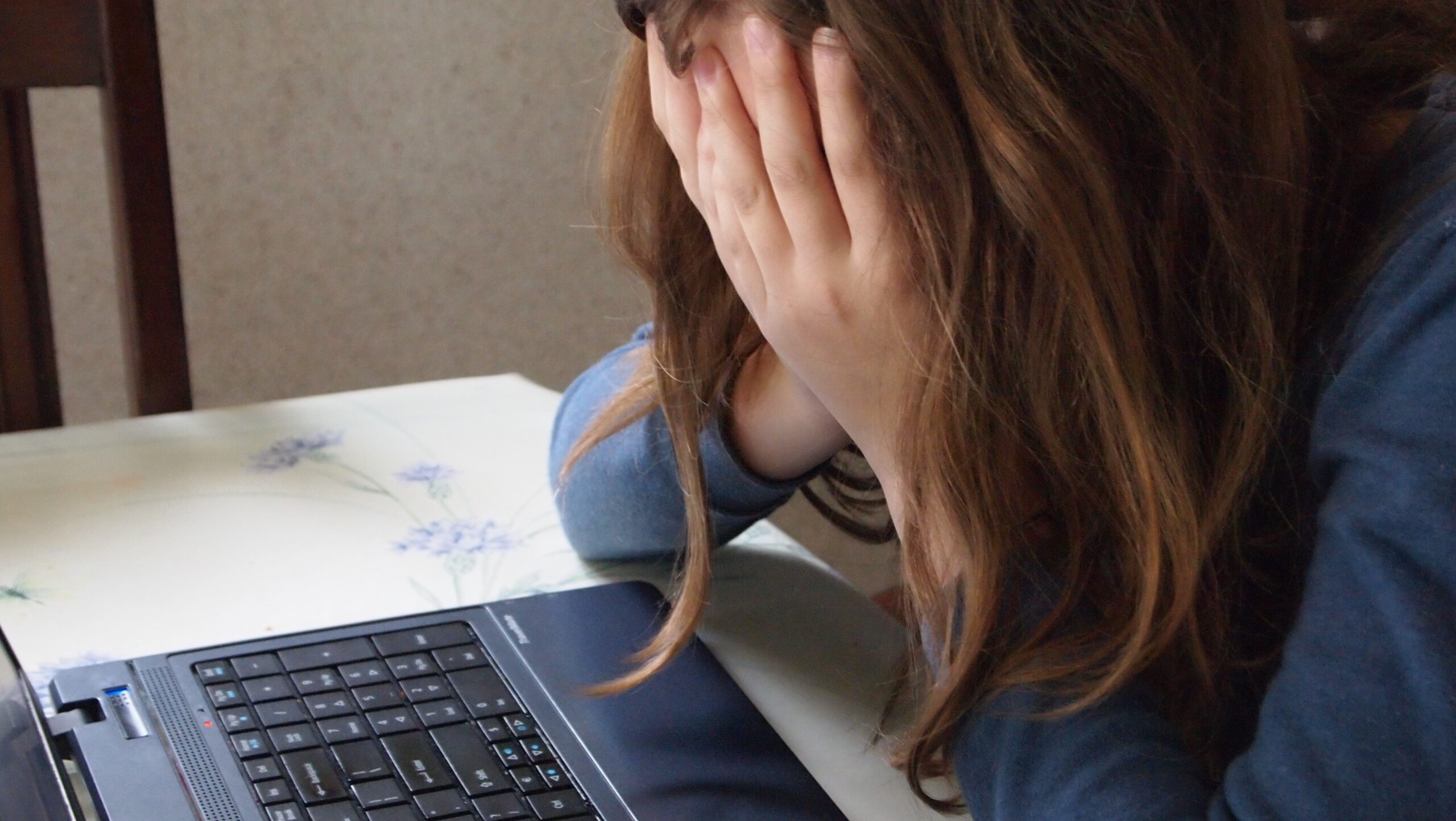 Cum pot părinții să gestioneze expunerea copiilor la mediul digital: sfaturi de la experți