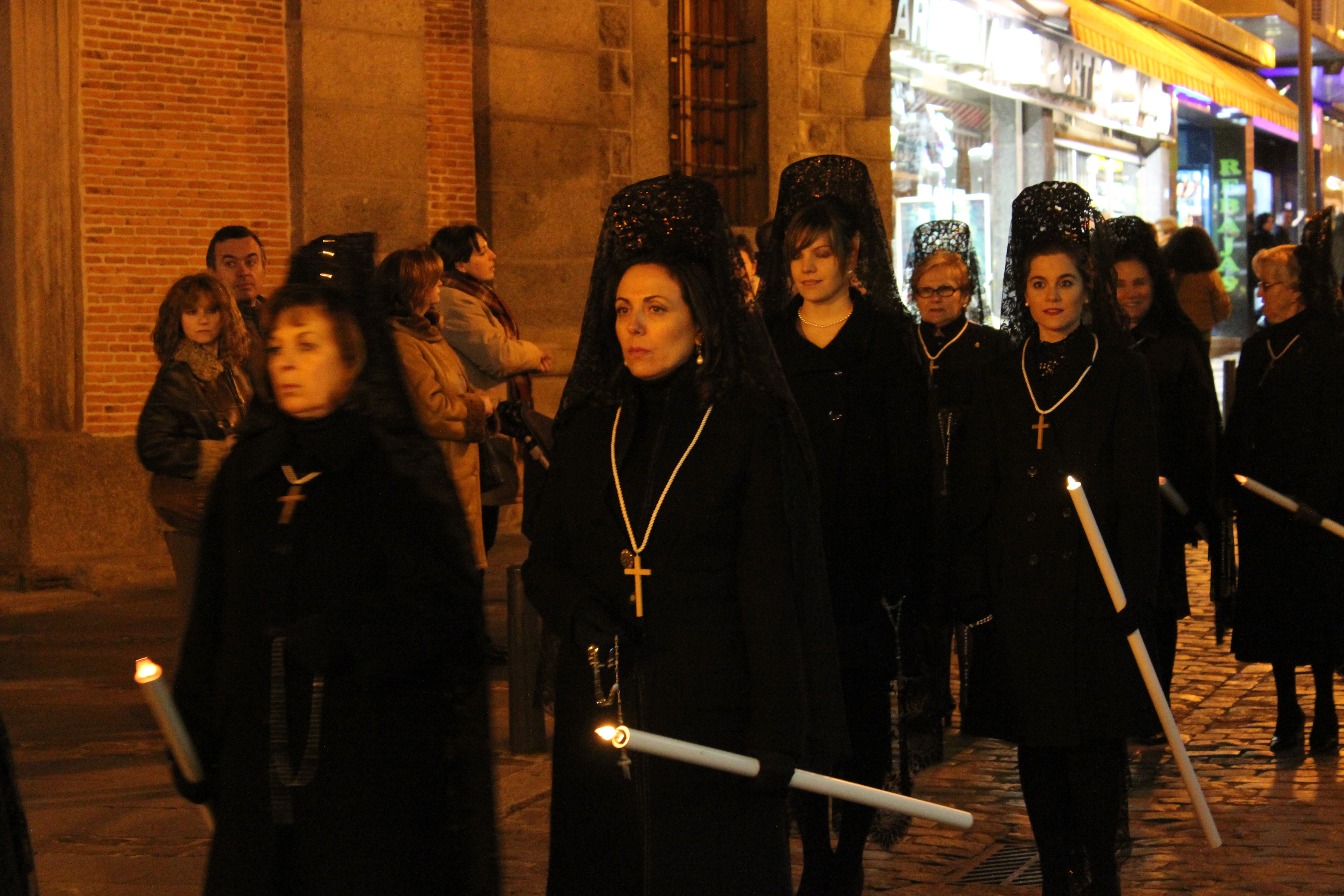 Procesiune religioasă cu relicva Sfântului Ioan Paul al II-lea pe străzile din București