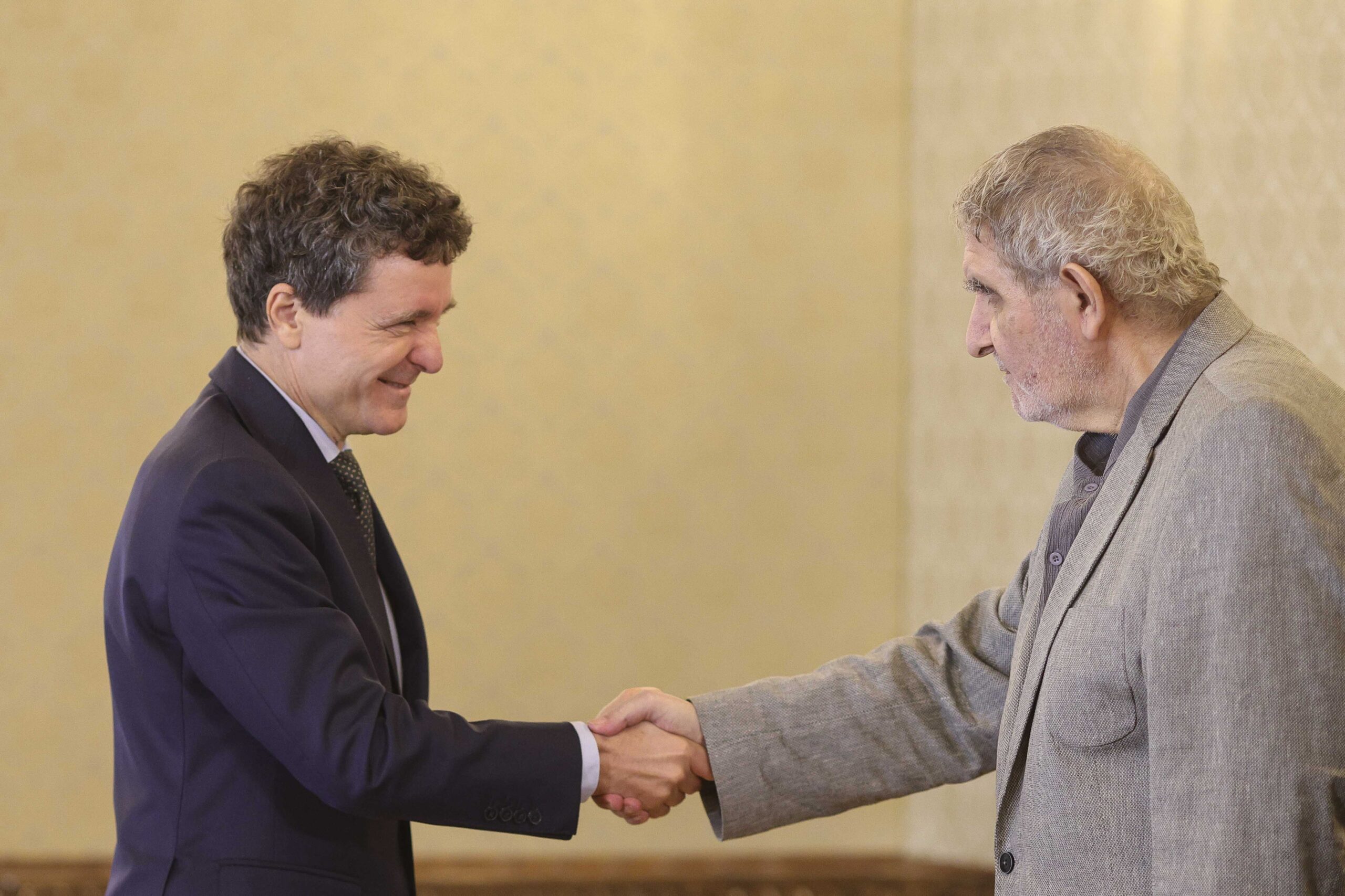 Varujan Pambuccian solicită președintelui Nicușor Dan amânarea propunerii de premier