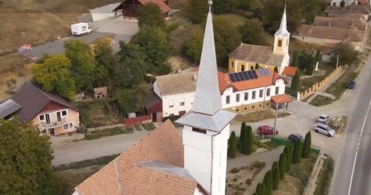 Preot din Mureș cercetat după ce a încurajat doi copii să se bată în curtea parohiei