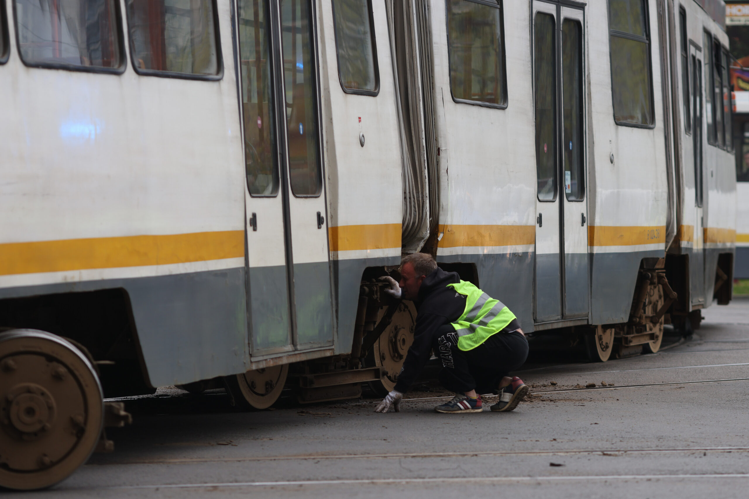 Perturbări în transportul public din București: deraiere de tramvai și deviații de traseu