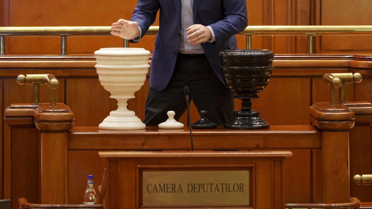 Calculul parlamentar pentru Guvernul Luca Niculescu: Executivul ar putea funcționa fără PNL, USR și AUR