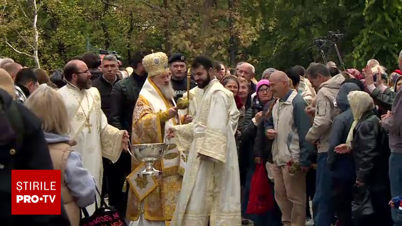 A început pelerinajul de Sfântul Dumitru pe Dealul Mitropoliei. Peste 1.000 de oameni s-au închinat