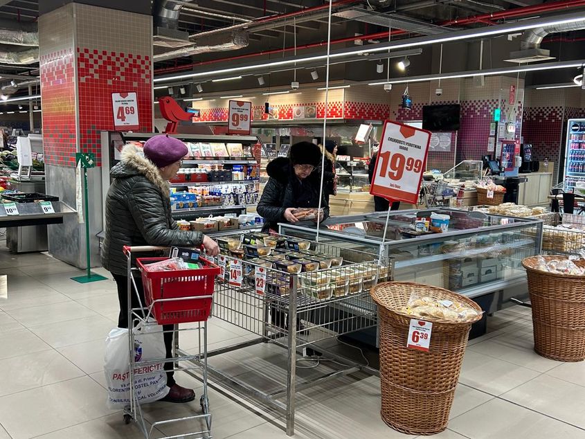 Milioane de europeni cu loc de muncă nu își permit mâncare. Risipa alimentară este masivă