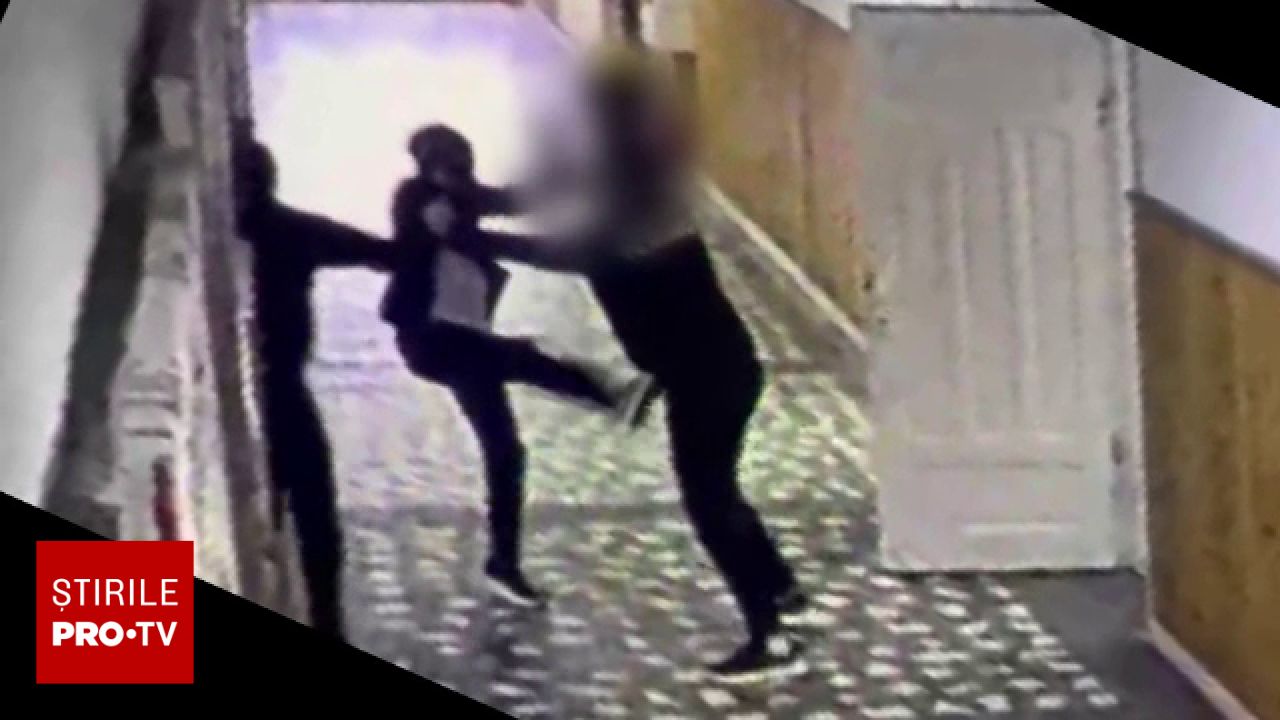 Atac cu cuțitul într-o școală din Bistrița: elev de 13 ani a atacat o profesoară și un elev