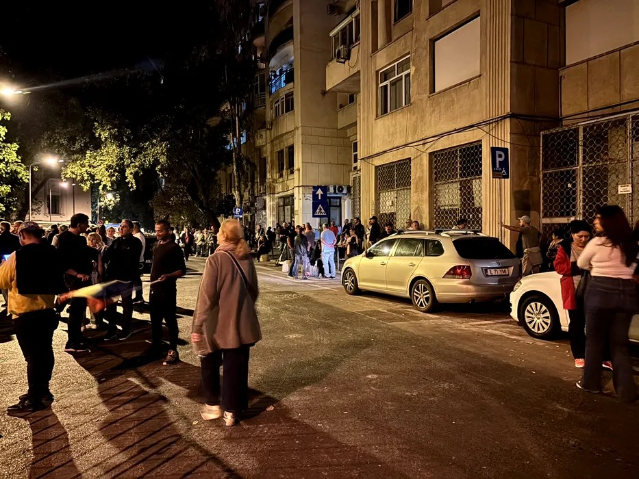Continuă protestele în fața Arestului Central pentru eliberarea lui Călin Georgescu