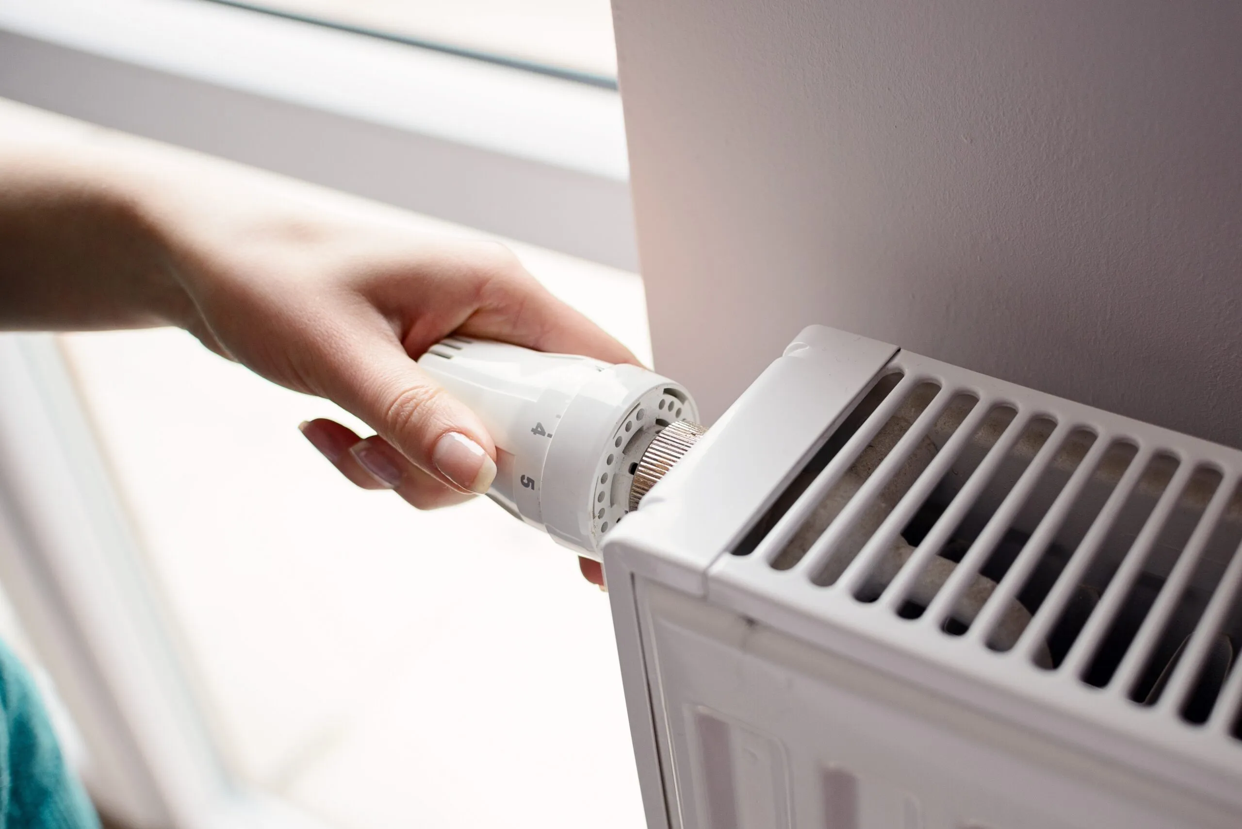 Impactul temperaturii din locuință asupra facturii de încălzire: cât poți economisi prin reglarea termostatului
