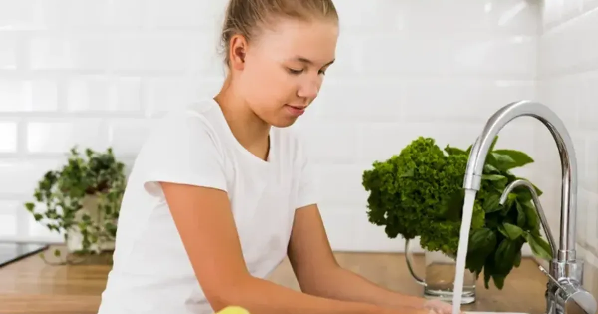 Microplasticele pot genera reacții chimice periculoase în contact cu apa, avertizează cercetătorii