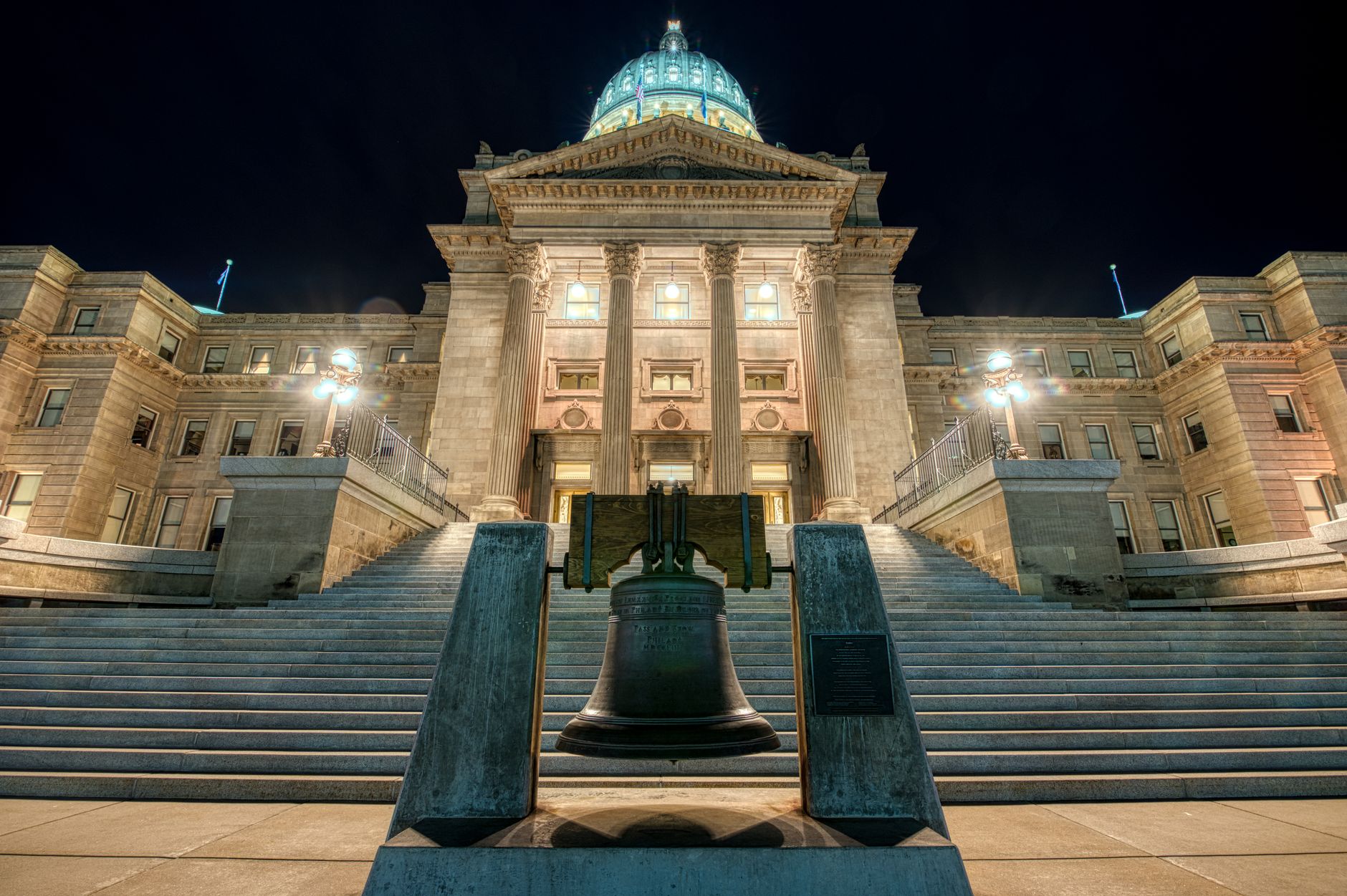 Gest simbolic la Parlament: Un senator a adus agheasmă și tămâie pentru noul Guvern Luca Niculescu