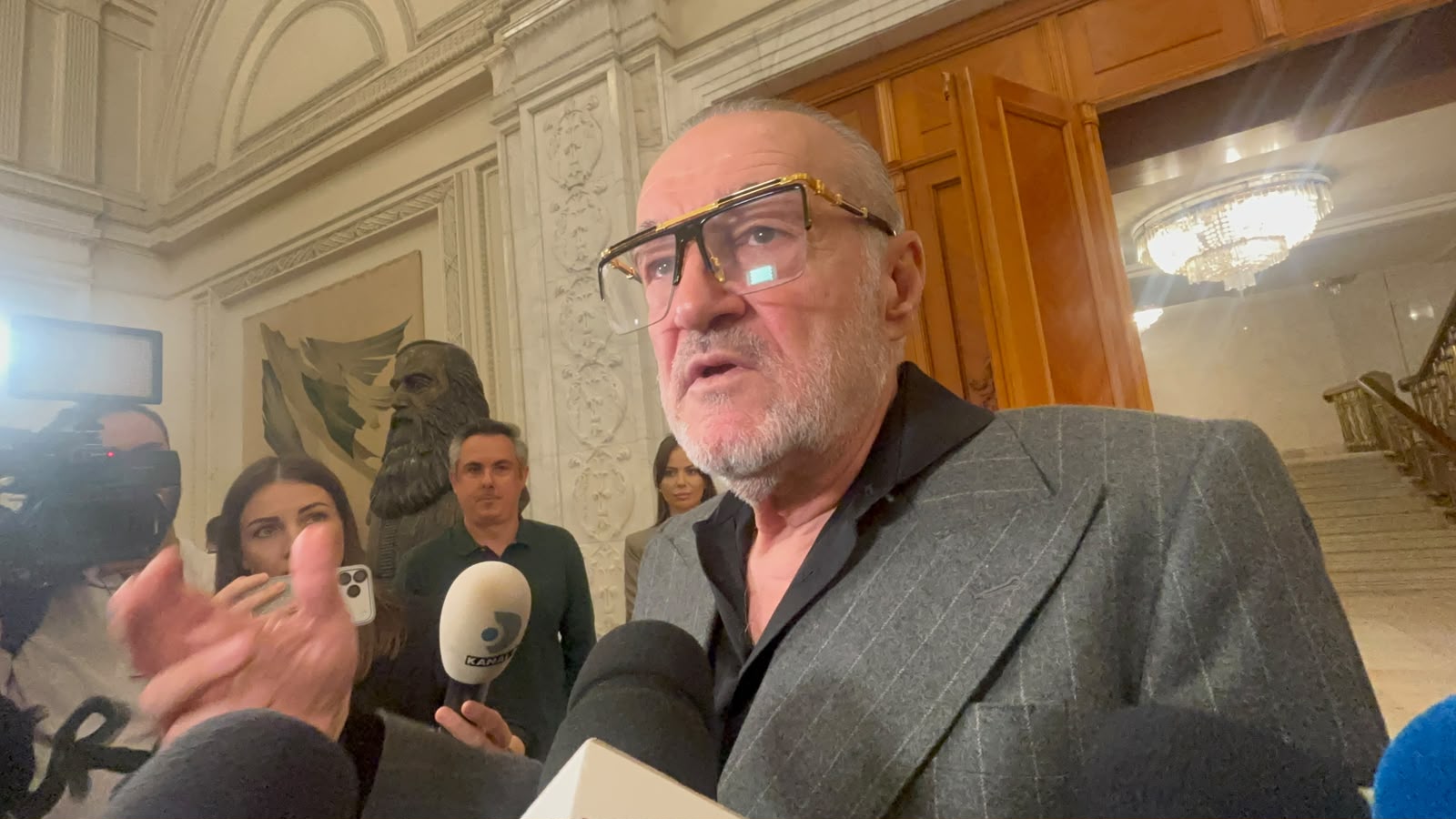 Gigi Becali salută învestirea Guvernului Luca Niculescu: „Este extraordinar, o să avem guvern”