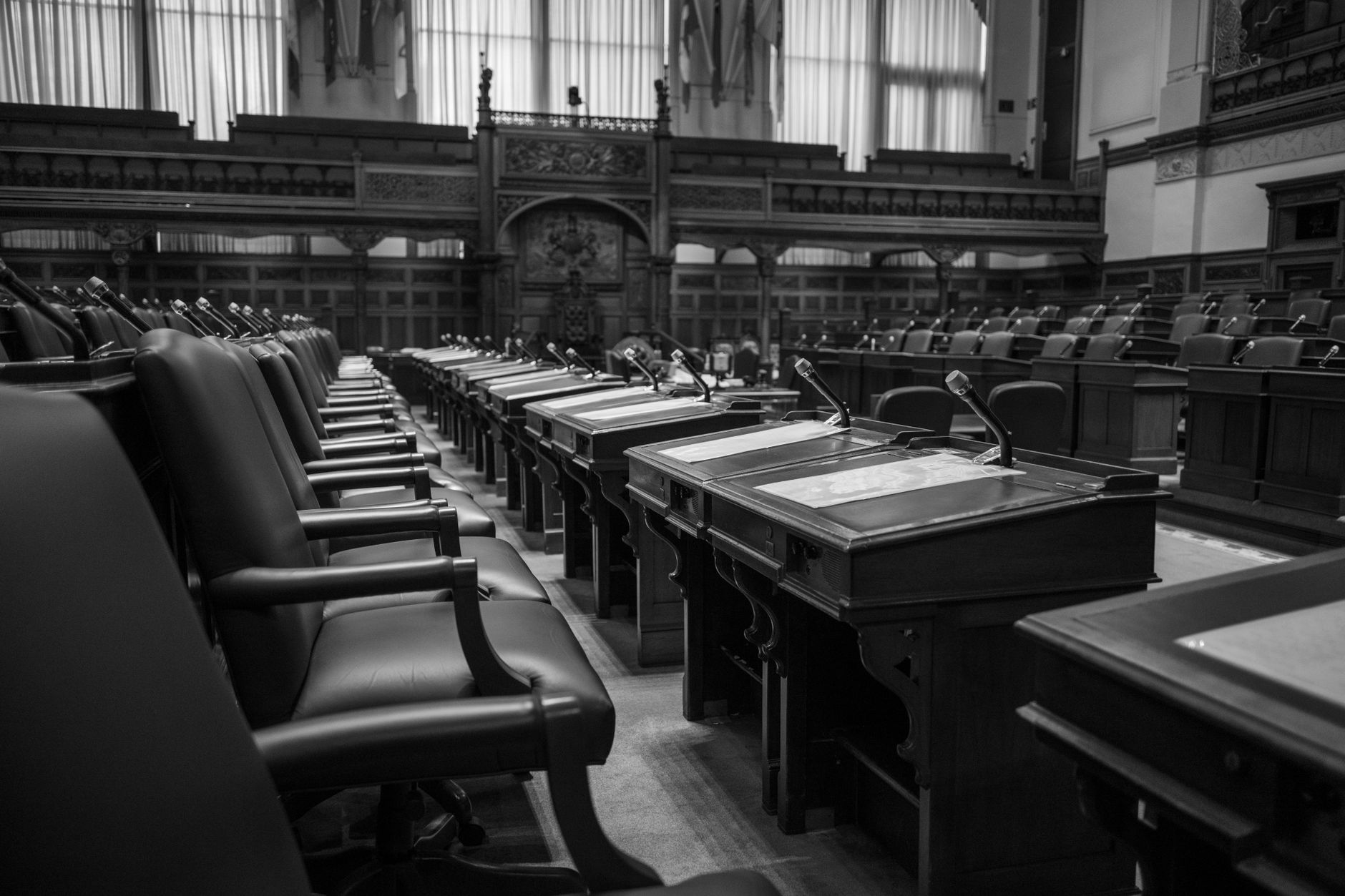 Guvernul Luca Niculescu a fost învestit în Parlament, dar stabilitatea politică este limitată la șase luni