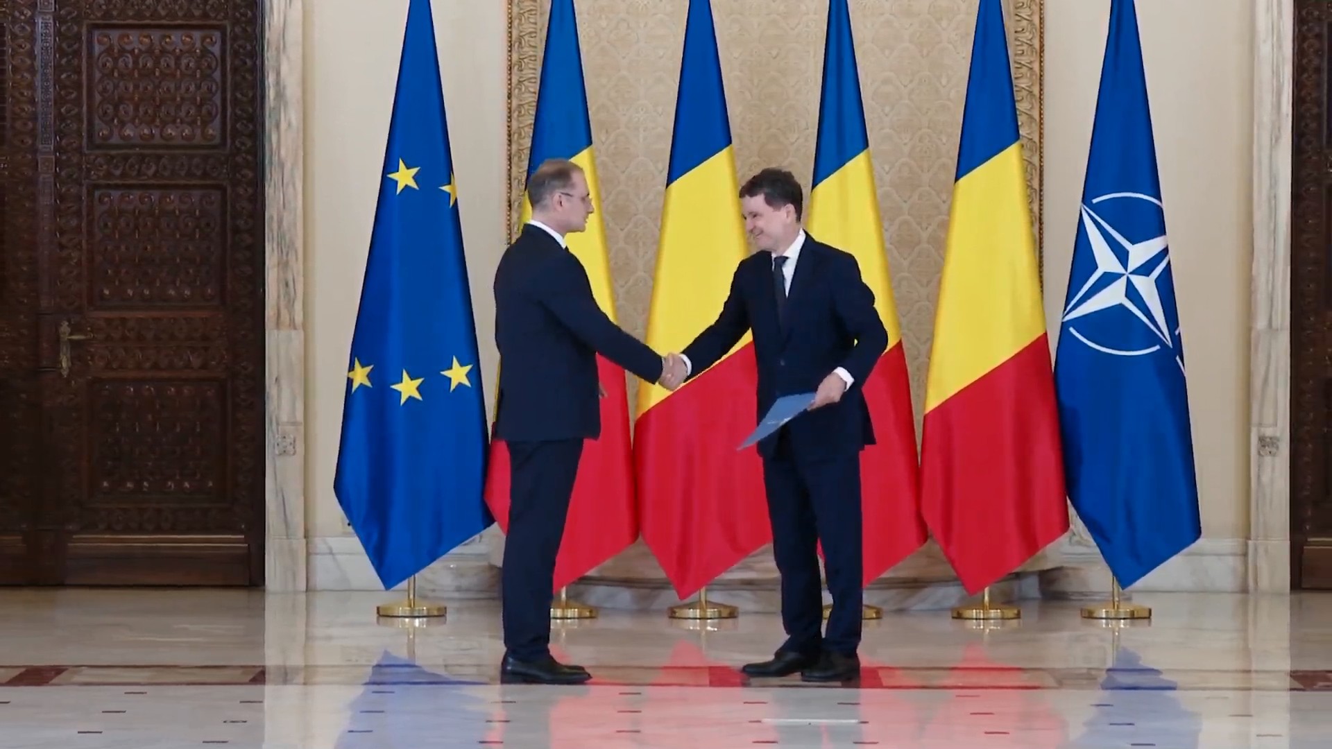 Luca Niculescu a depus jurământul de premier la Palatul Cotroceni. Noul guvern este unul mixt