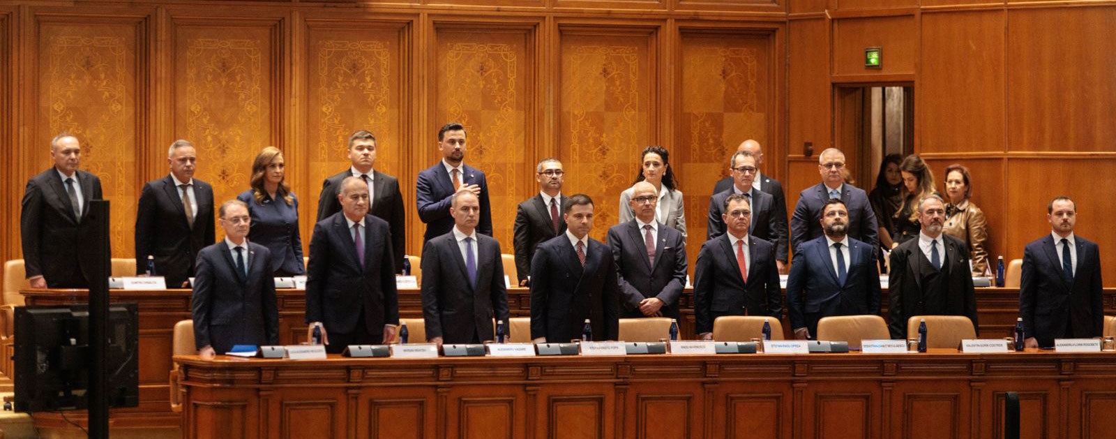 Guvernul Luca Niculescu a fost învestit de Parlament cu 280 de voturi favorabile