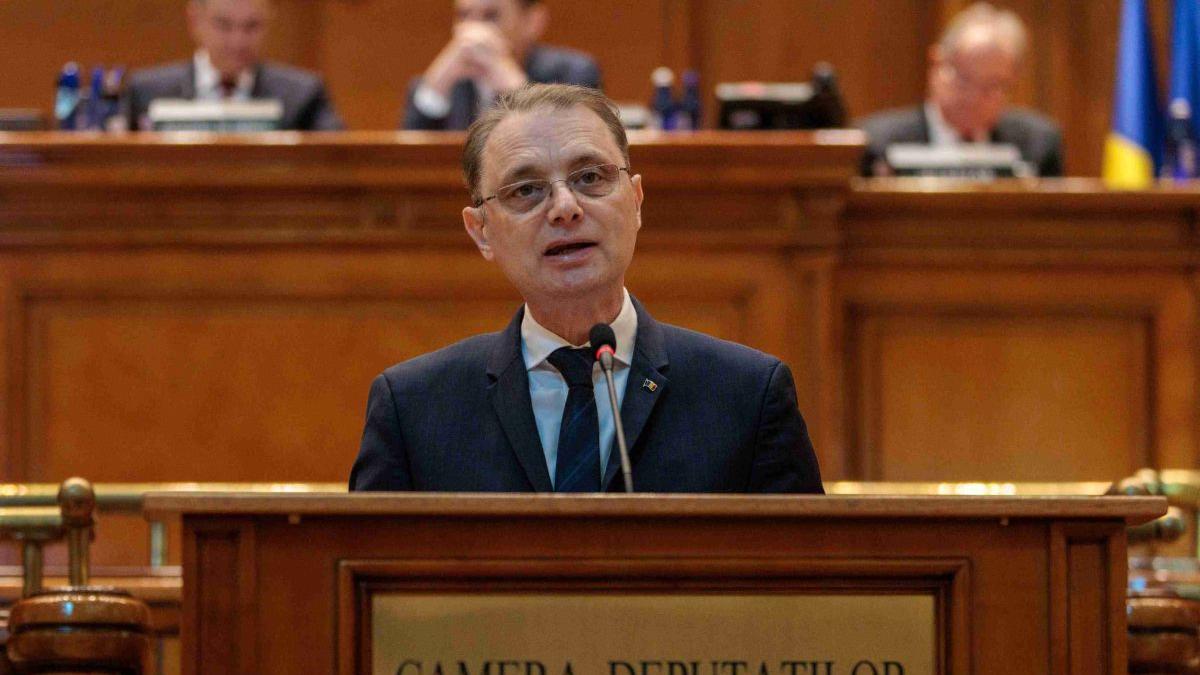 Guvernul Luca Niculescu a fost învestit de Parlament. PNL a ieșit din guvernare după șapte ani