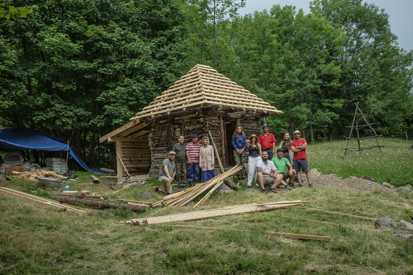 O construcție de lemn abandonată din Argeș a fost transformată într-un centru de studiu pentru comunitate