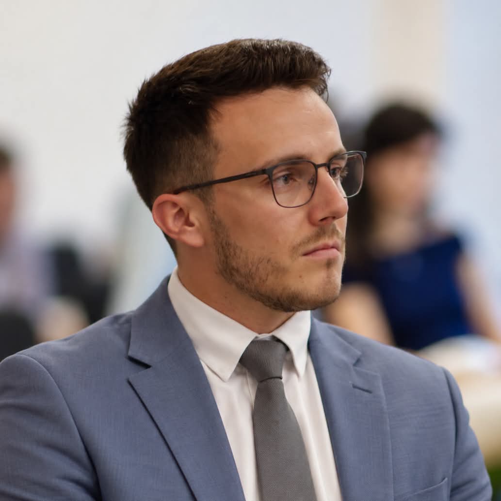 Cereri de protecție legală pentru profesori după incidentul din Bistrița. Petruț Rizea cere măsuri concrete