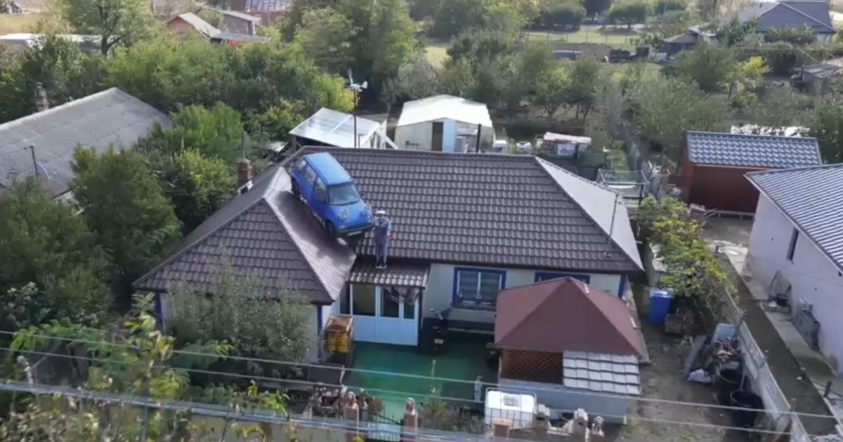 Un bărbat din Constanța a montat o mașină pe acoperișul casei sale pentru protecție și amintire