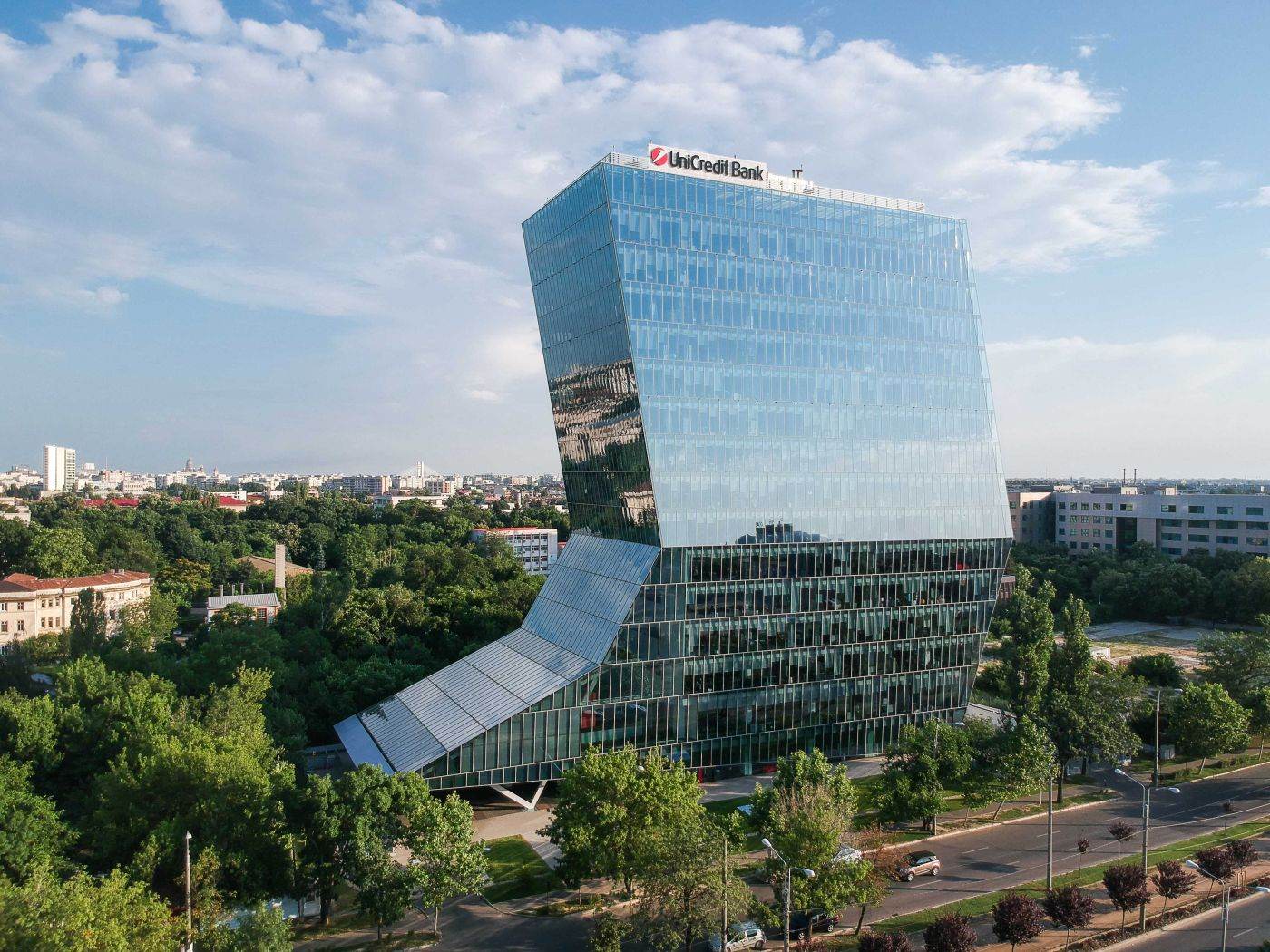 UniCredit Bank introduce proces digital pentru deschiderea conturilor de companie prin telefon