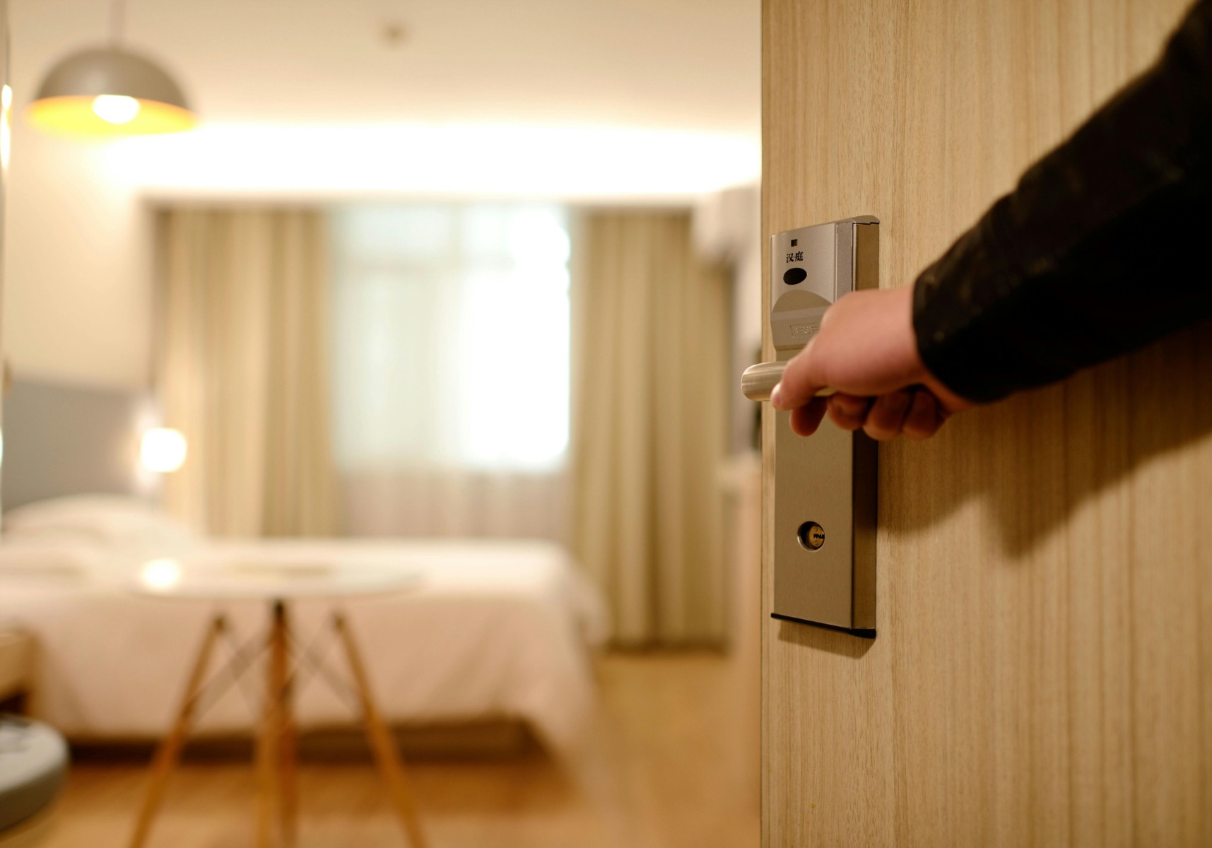 Un proprietar din Roma a fost nevoit să locuiască la hotel după ce locuința a fost ocupată ilegal
