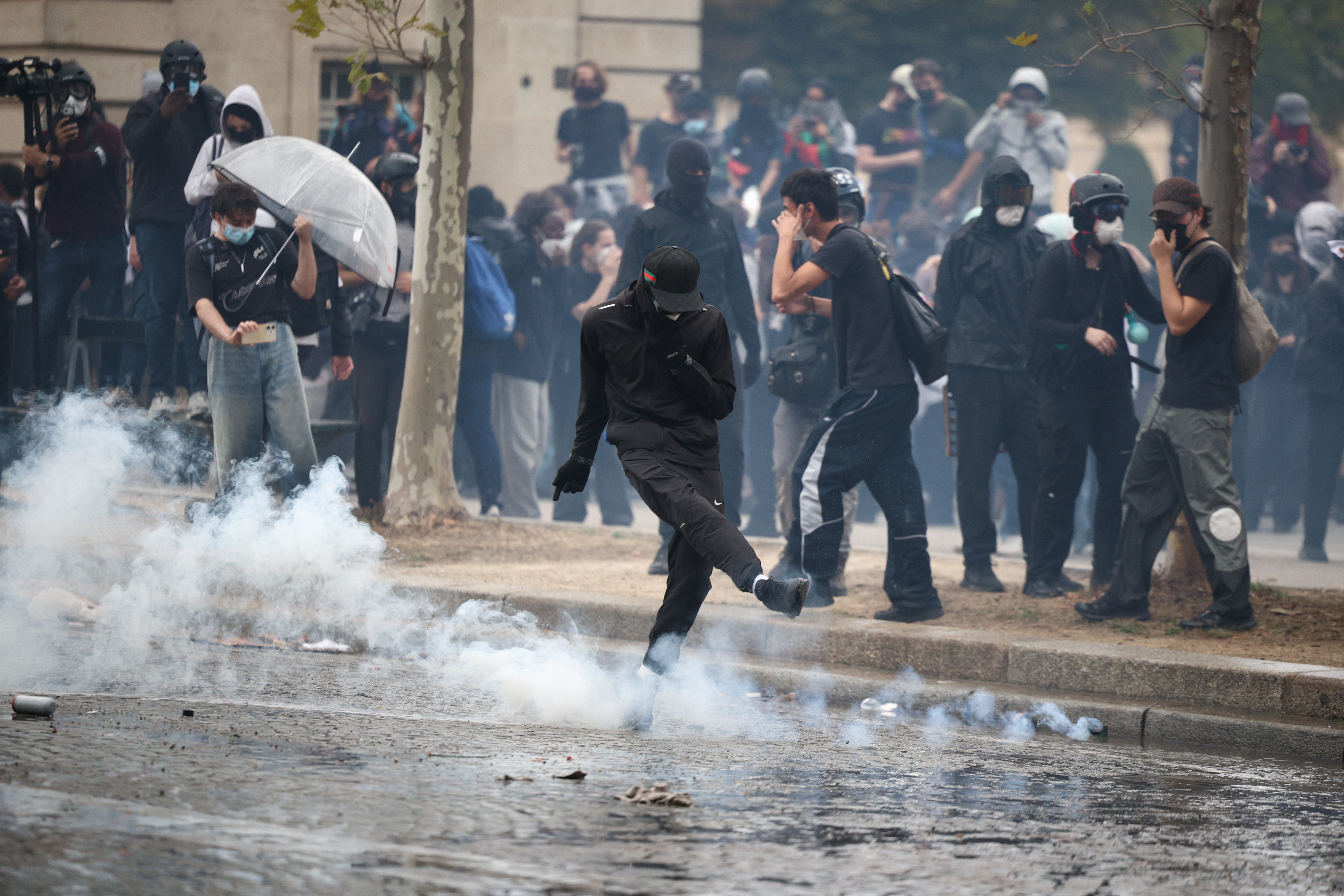 Vague de proteste în Europa: tinerii ieșă în stradă pentru viitorul lor și condiții de viață mai bune