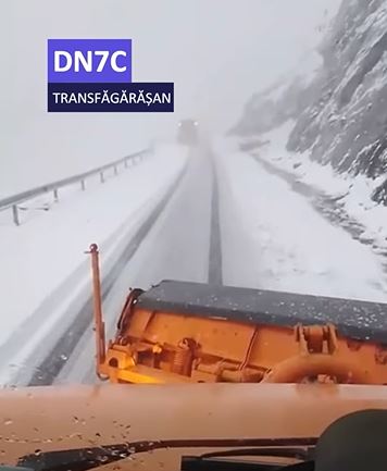 Intervenții cu utilaje de deszăpezire pe Transfăgărășan după noi precipitații